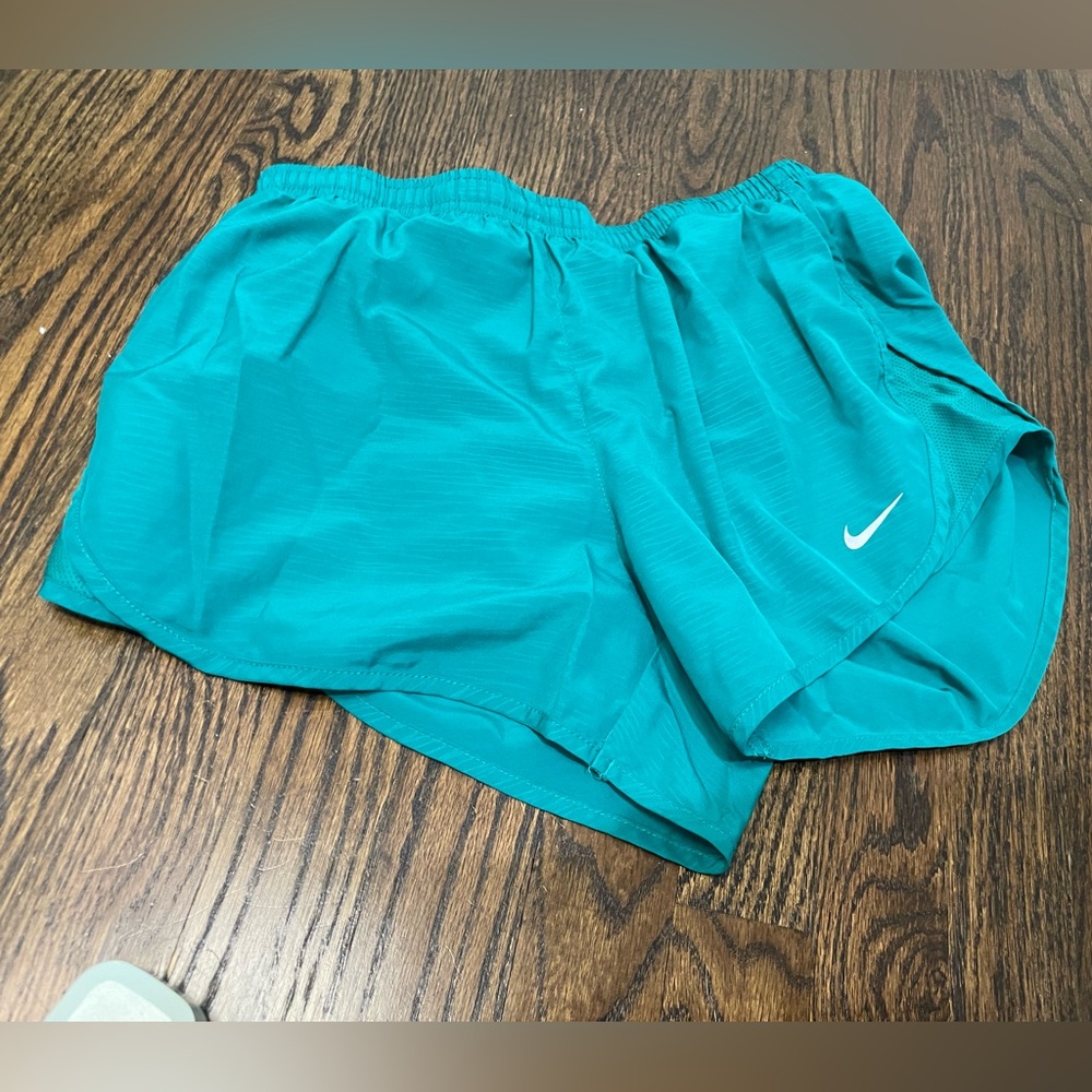 Nike Dri Fit shorts with liner size small
Little zipper on the back barely worn